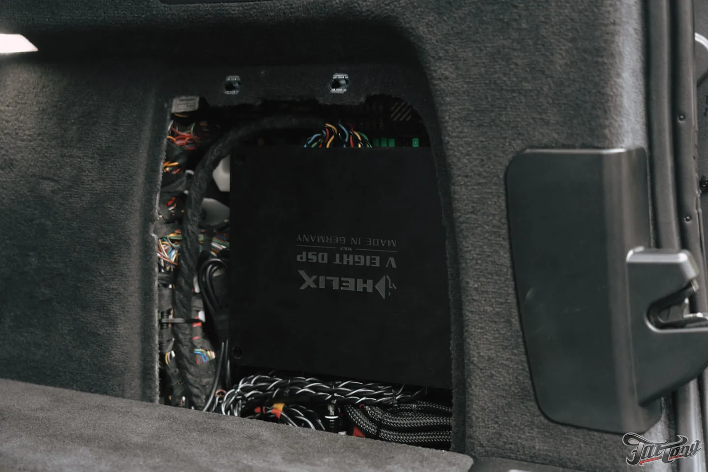 Установка сабвуферного звена и доработка акустической системы на BMW X5 M Competition